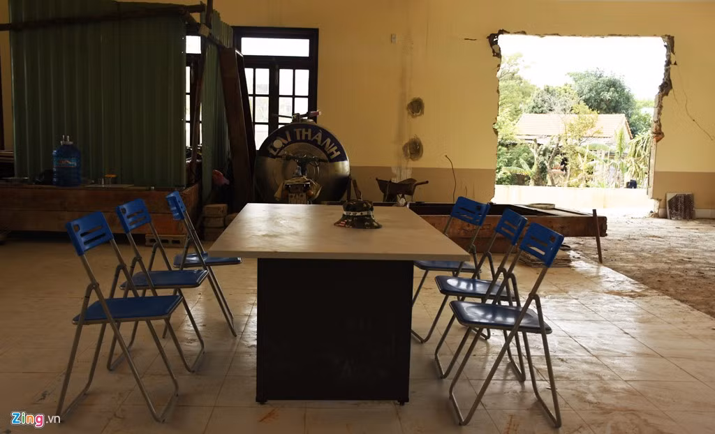 “Dưới công trình có nguyên một túi bùn dài gần 21 m, trong khi thiết kế chỉ định khoan trụ chỉ 19 m, chính vì vậy khiến công trình sụt lún. Cái này do lỗi kỹ thuật chứ không phải chất lượng. Hiện các đơn vị liên quan gồm thiết kế, thẩm định, thi công, giám sát... cùng chịu trách nhiệm khắc phục, sửa chữa công trình", ông Chiến cho hay.