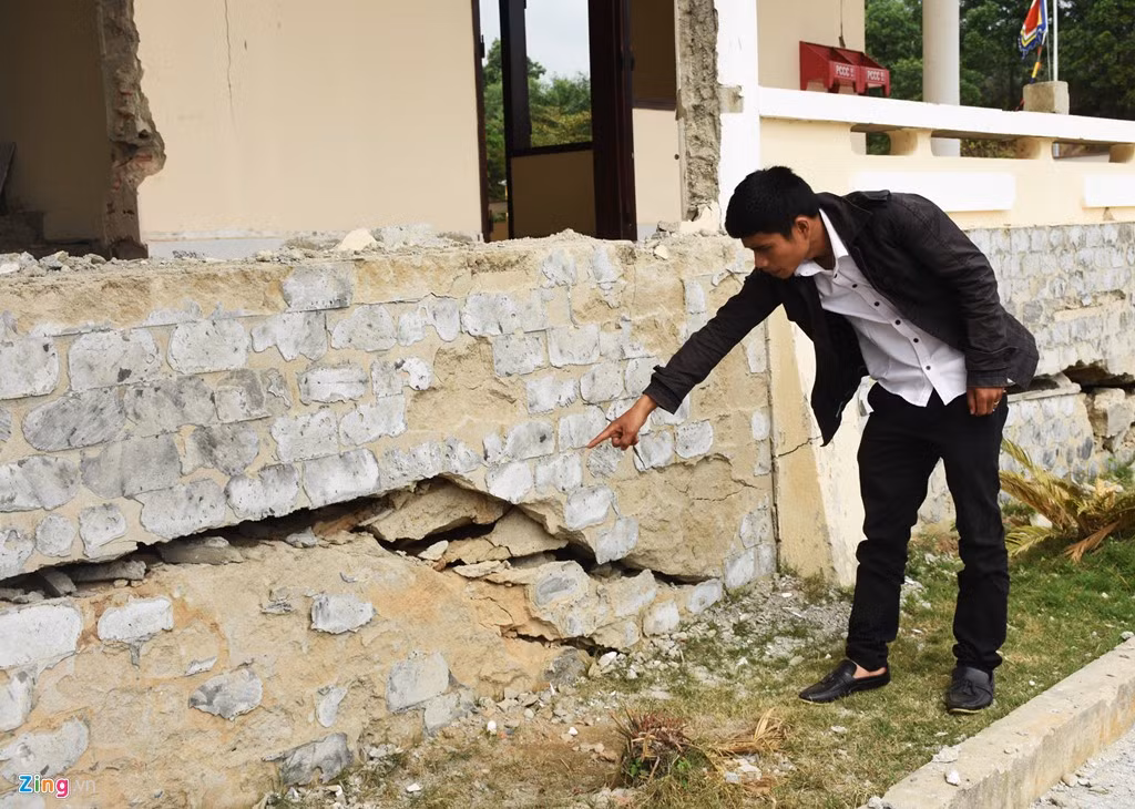 Theo lãnh đạo UBND xã Hòa Liên, gần một năm qua các đơn vị đã triển khai sửa chữa 2 đợt. Tuy nhiên, hiện tượng nứt tường vẫn xảy ra đến 70% và càng nghiêm trọng khi các trụ bê tông đều sụt lún, gây nứt ngày càng nhiều. Phần mái bằng và hiên nhà phía sau cũng bị hư hỏng.