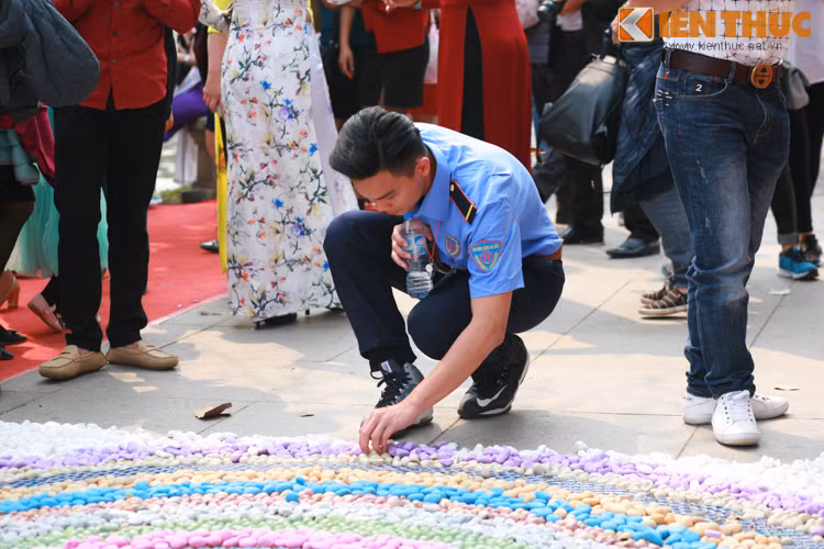 Nhiều người thản nhiên dẵm lên sỏi trang trí khiến nhân viên an ninh phải liên tục sắp xếp lại.