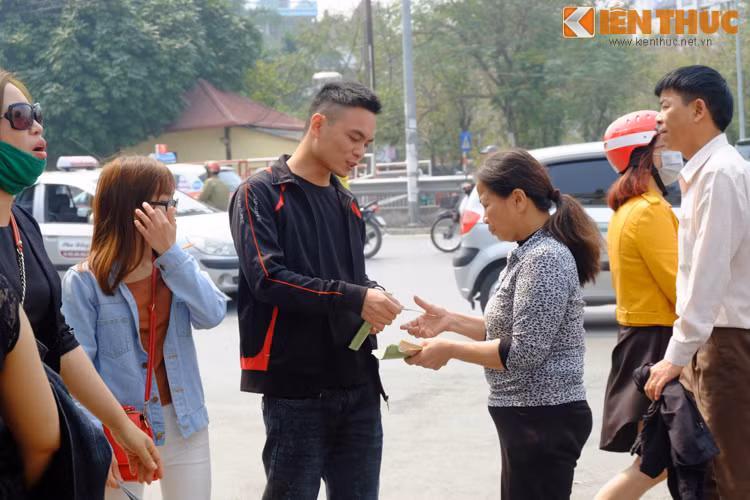 Cảnh phe vé xuất hiện ngay bên ngoài cổng công viên Thống Nhất. Mức giá ban tổ chức đưa ra là 120.000 đồng/vé/người (ngày thường), nhưng đã được các phe vé đẩy lên 150.000 đồng/vé.