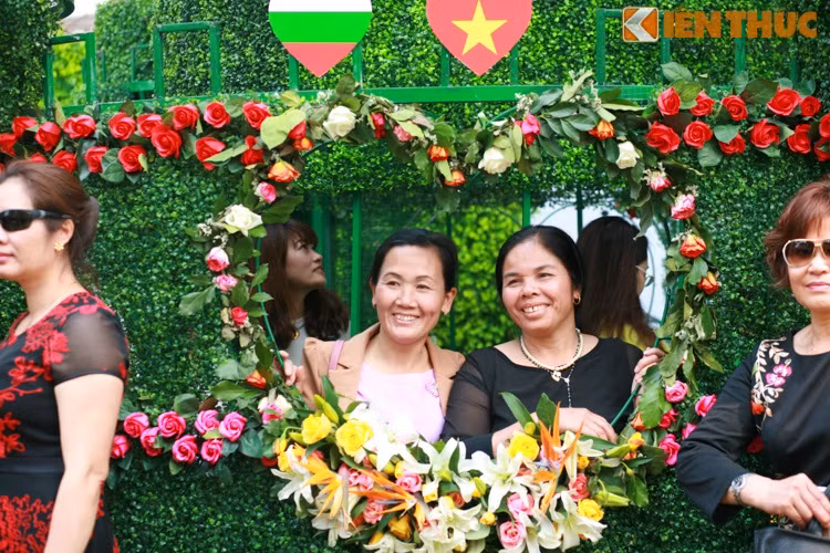 Lâu đài tình yêu được làm hoàn toàn bằng hoa lụa.