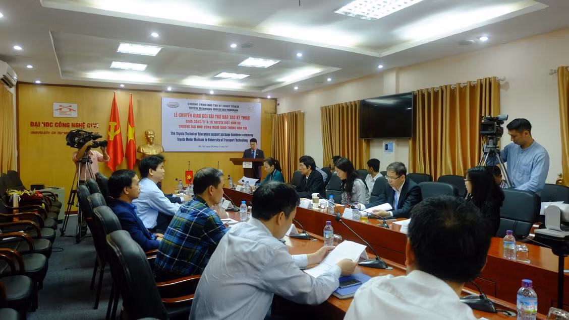 TMV tang thiet bi ky thuat cho DH Cong nghe GTVT Ha Noi