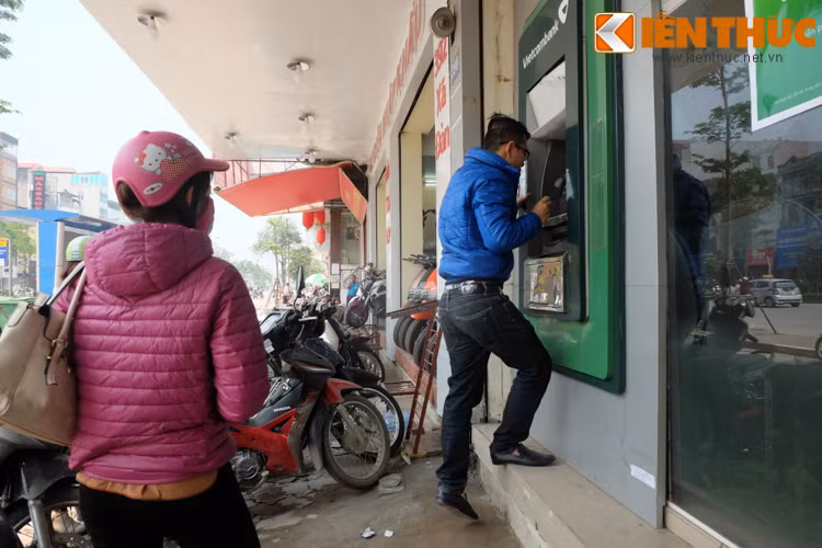 Một số cây rút tiền ngân hàng sau khi bị đập bỏ các bậc thềm đã cao hơn so với vỉa hè từ 40cm. Nhiều người dân phải kiễng chân hoặc đứng chênh vênh trên bậc thềm để rút tiền.