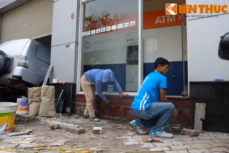 Tại nhiều nơi, các cây ATM đang được sửa sang lại phần bậc thềm bị đập bỏ trước đó.