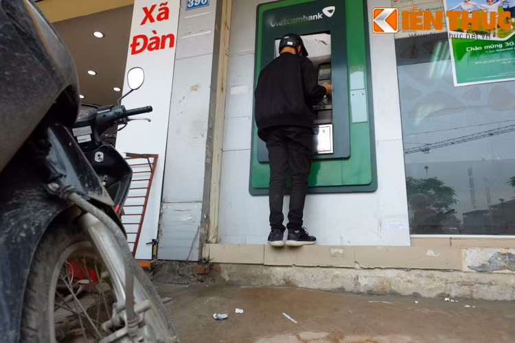 Phần bậc thềm trước cây rút tiền này từng khá rộng rãi, nay chỉ còn lại một khoảng rất nhỏ.