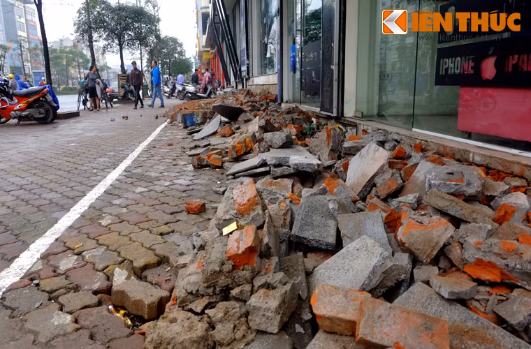 Sau gần 3 tuần lực lượng chức năng ở Hà Nội ra quân giành lại vỉa hè, phá bậc tam cấp lấn chiếm vỉa hè, lòng đường, người dân tại các khu phố đang tiếp tục dọn dẹp, khắc phục những bất tiện để duy trì kinh doanh, sinh hoạt.