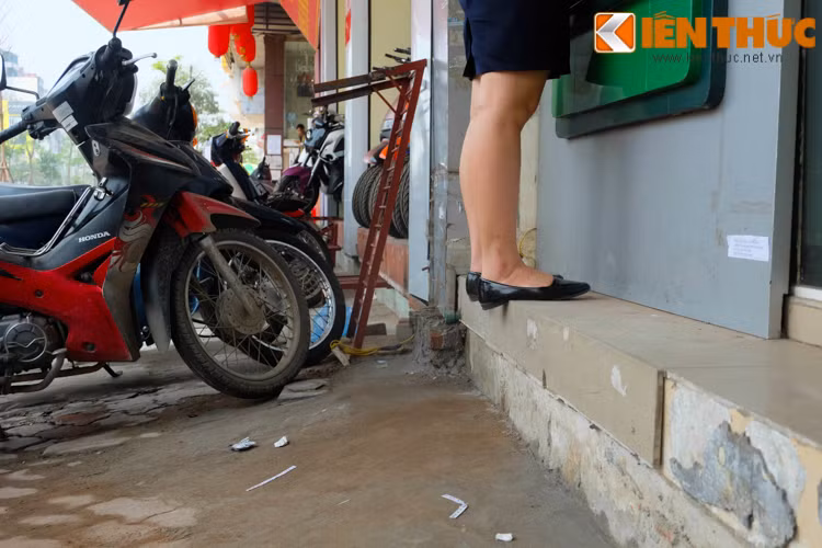 Nhiều người đứng chênh vênh trên bậc thêm rộng chưa đầy 30cm để rút tiền.