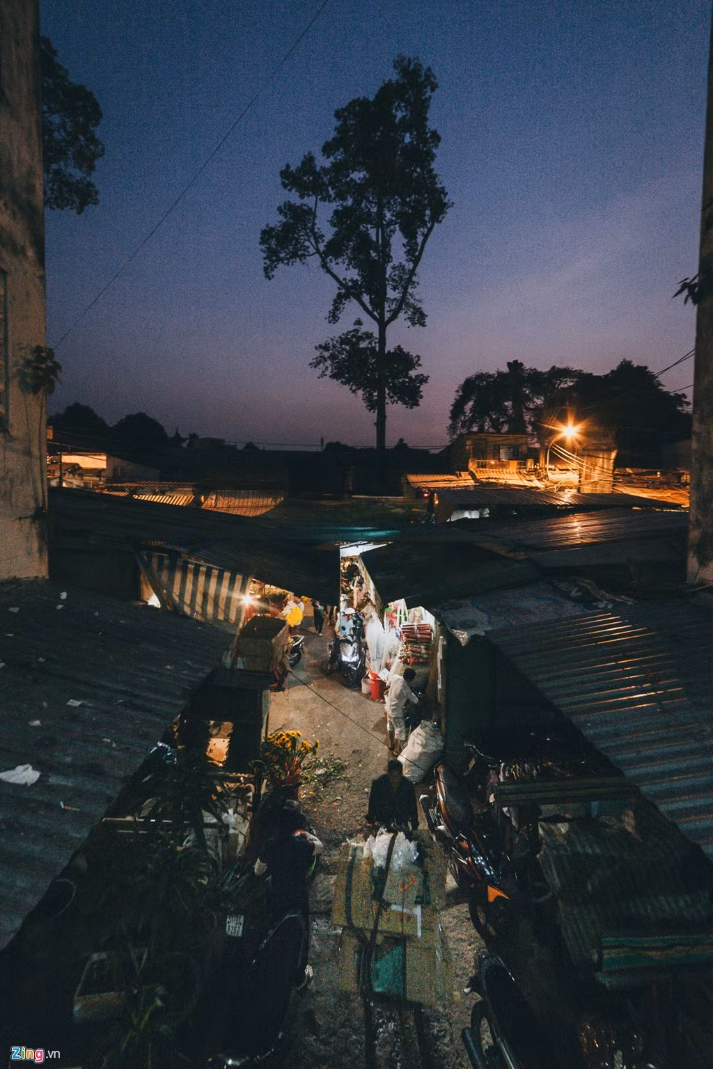 Đến khi bình minh ló dạng, khách mua hoa dần thưa thớt, những công nhân thu dọn rác bắt đầu làm việc, đảm bảo chợ sạch sẽ để tiếp tục đón khách hàng mua lẻ suốt cả ngày.