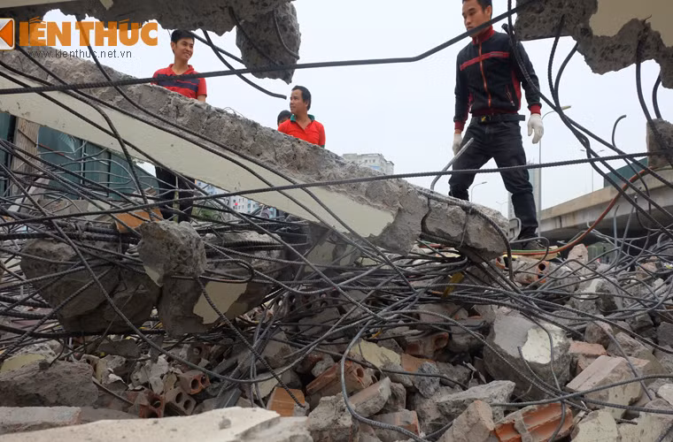 Nhóm nam giới phụ trách các công việc nặng hơn như đập vỡ các mảng tường để lấy các thanh sắt.