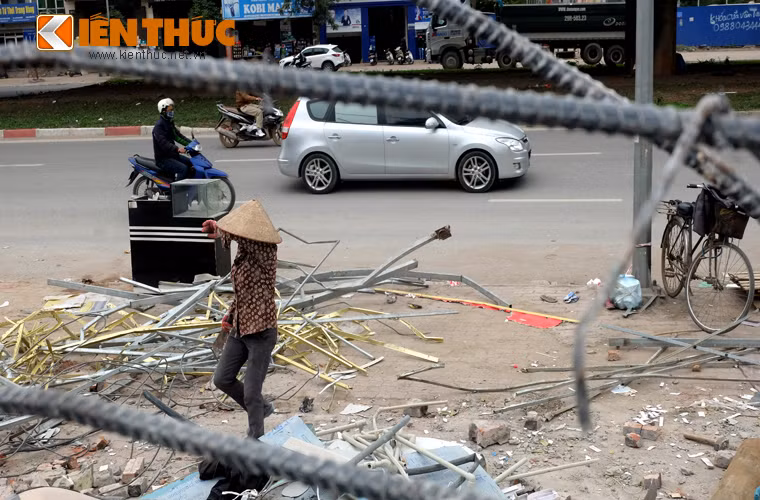 Các thanh kèo sắt được tập kết ven đường để bán sắt vụn.