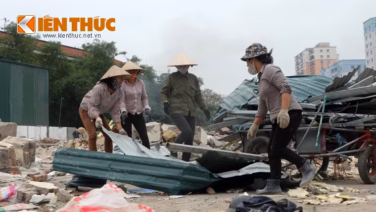 Các chị em phụ trách các tấm gỗ, miếng tôn...