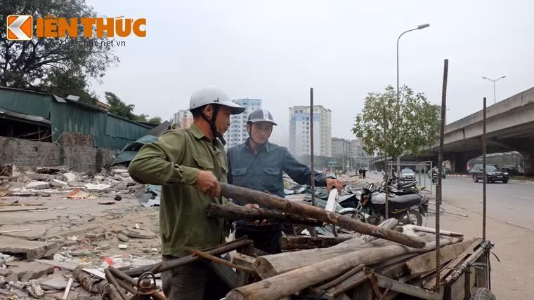 Chiếc xe chất đầy các thanh gỗ của hai người dân.