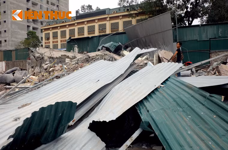 Các tấm tôn chất đống trên vỉa hè. Khung cảnh ngổn ngang trên vỉa hè đường Nghiêm Xuân Yêm khiến nhiều người lầm tưởng đây là một đại công trường.