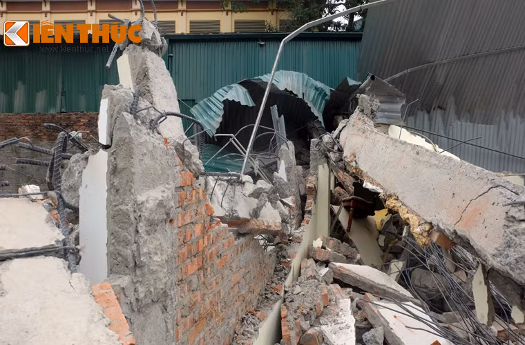 Theo thống kê, có gần 20 công trình xây trái phép lấn chiếm vỉa hè lòng đường ở khu vực này. Các công trình được xây tường gạch, lợp tôn chủ yếu kinh doanh nội thất, sửa chữa xe, quán cơm...