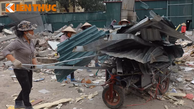 Xe chở đồng nát đã được chất đầy...