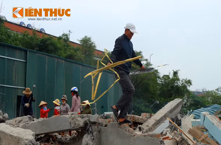 Nhiều người cho biết họ đã làm việc từ sáng sớm vì khối lượng đồng nát quá nhiều.