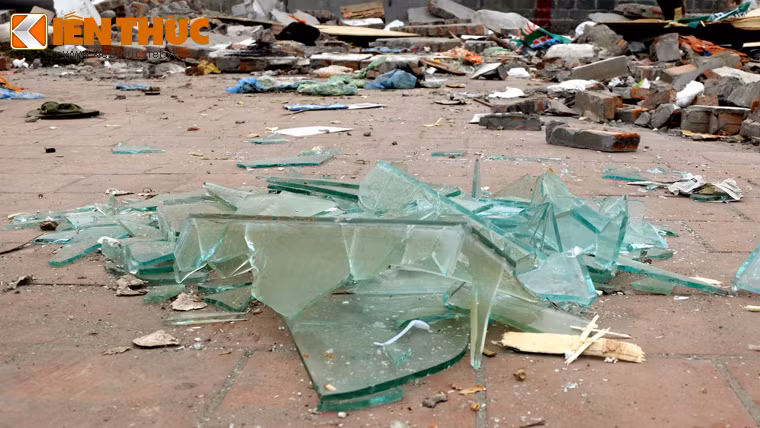 Nhiều khu vực vỉa hè khá nguy hiểm vì có nhiều mảnh vỡ thủy tinh.