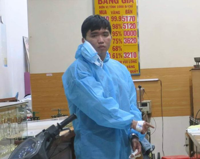  Khống chế cháu bé 7 tuổi định cướp tiệm vàng: Đỗ Phước Sang (SN 1988, ngụ TP Thủ Đức, TP HCM) xông vào một tiệm vàng ở quận Bình Thạnh rồi kề dao vào cổ cháu bé với ý định cướp tài sản nhưng bị chủ tiệm vàng tước đoạt hung khí và cùng người dân bắt giữ. Ngày 7/12, Công an quận Bình Thạnh cho biết đang tạm giữ Sang để điều tra, làm rõ. 