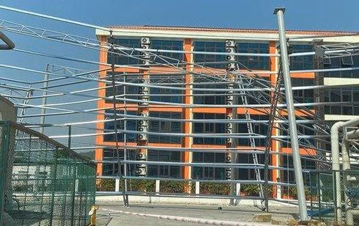  Tai nạn lao động khiến 4 người thương vong: Ngày 7/12, Cơ quan chức năng tỉnh Thanh Hóa đang khẩn trương vào cuộc làm rõ vụ tai nạn lao động nghiêm trọng khiến 3 người thương và 1 vong xảy ra tại Công ty TNHH giày Kim Việt (Nông Cống, Thanh Hóa) xảy ra vào chiều ngày 5/12. Được biết, nhóm công nhân gặp nạn thuộc một đơn vị hợp đồng xây dựng nhà xưởng cho Công ty TNHH giày Kim Việt.