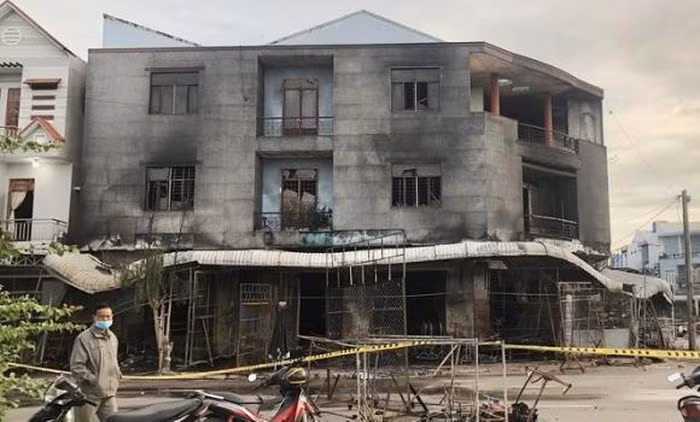  Hỏa hoạn khiến gia đình 4 người thiệt mạng: Đêm 7/12, tại cửa hàng kinh doanh quần áo của gia đình anh Nguyễn Duy Tân (37 tuổi) ở thị trấn Kiên Lương, Kiên Giang bị hoá hoạn. Sau khi xảy ra vụ cháy, lực lượng cứu hộ lao vào cứu nhưng khi tiếp cận được cả vợ chồng anh Nguyễn Duy Tân, chị Nguyễn Ngọc Yến (33 tuổi) và 2 con nhỏ sinh năm 2013, 2019 đã thiệt mạng. 