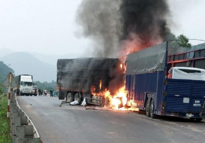  Hai ôtô bốc cháy sau vụ đấu đầu, một người tử vong: Sáng 7/12, trên quốc lộ 1 qua phường Hương An, TP Huế, anh Nguyễn Văn Hiền (37 tuổi) điều khiển xe tải chở anh Nguyễn Quyết Thắng (cùng trú tại Thái Bình) đã va chạm với xe đầu kéo do anh Nguyễn Vĩnh Phú (41 tuổi ở Quảng Nam) điều khiển theo hướng ngược lại. Lúc này, xe anh Phú chở theo 2 nam thanh niên. Sự việc khiến tài xế Hiền chết tại chỗ, 4 người khác bị thương. 