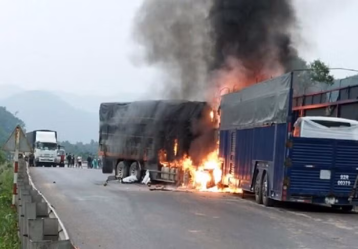  Hai ôtô bốc cháy sau vụ đấu đầu, một người tử vong: Sáng 7/12, trên quốc lộ 1 qua phường Hương An, TP Huế, anh Nguyễn Văn Hiền (37 tuổi) điều khiển xe tải chở anh Nguyễn Quyết Thắng (cùng trú tại Thái Bình) đã va chạm với xe đầu kéo do anh Nguyễn Vĩnh Phú (41 tuổi ở Quảng Nam) điều khiển theo hướng ngược lại. Lúc này, xe anh Phú chở theo 2 nam thanh niên. Sự việc khiến tài xế Hiền chết tại chỗ, 4 người khác bị thương. 