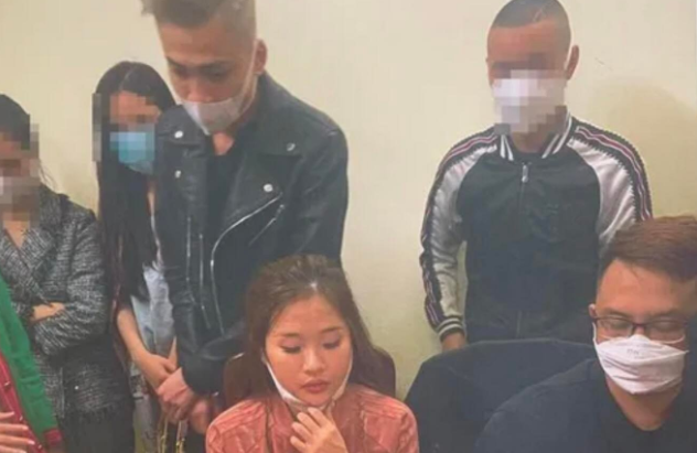 Trai xinh gai dep “mo tiec thac loan” trong chung cu cao cap Ha Noi