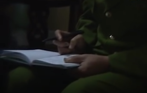 Chị N, vợ anh Lâm, kể, tối hôm đó chị còn gọi điện cho chồng thì anh Lâm có hẹn là sau khi chở nốt người khách quen sẽ về. Chờ mãi sốt ruột, chị gọi thêm nhiều lần nữa nhưng không thể liên lạc được với chồng. Biết chồng thỉnh thoảng hay la cà quán xá, nhưng chẳng hiểu do linh tính thế nào, đêm đó ruột gan chị nóng như lửa đốt. Chị chong đèn chờ trời sáng. Khi nghe được hung tin, chị N. ngất lịm… 