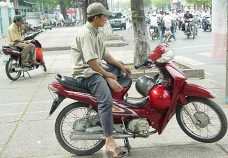 Hoàn cảnh gia đình anh Lâm cũng hết sức khó khăn. Cả hai vợ chồng đều không có công ăn việc làm ổn định, cuộc sống bấp bênh. Lấy lấy nhau được hơn một năm nay nhưng họ vẫn chưa dám sinh con vì lo “thêm miệng ăn, bớt người làm”. Gần đây, anh Lâm bàn với vợ cố gắng vay mượn mua lấy chiếc xe máy, vừa làm phương tiện đi lại, vừa để anh chạy xe ôm kiếm thêm thu nhập. Sau khi mua được chiếc xe hiệu Sirius, anh Lâm đi làm mới được vài tháng thì gặp nạn. (Ảnh minh họa) 