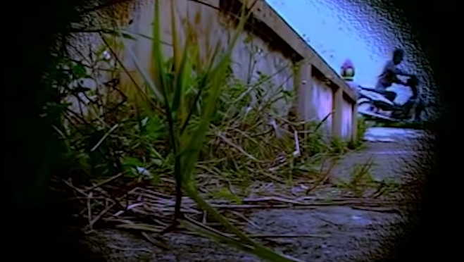 Thịnh cướp xe máy, điện thoại và ví của anh Lâm chạy một đoạn thì tự nhiên xe chết máy. Cho đến bây giờ, hắn cũng không hiểu vì sao chiếc xe như bị ma làm ấy. Rõ ràng, nó còn mới và vẫn đang chạy ngon lành. Tự nhiên, khi hắn giết hại xong anh Lâm và đi ra khỏi nghĩa trang Cầu Khổ một đoạn ngắn đã bị chết máy. Hắn đạp thế nào chiếc xe cũng không nổ. Vì thế, hắn phải dắt bộ đi một đoạn khá dài, rồi tự nhiên lại nổ được. Đấy chính là thời điểm mà nhiều nhân chứng đã nhìn thấy và nhận dạng được đối tượng gây án. 