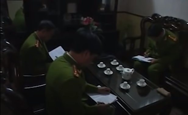 Từ những lời kể của gia đình, người thân anh Lâm, các trinh sát xác định, tài sản của nạn nhân đã bị cướp đi gồm: 1 xe máy Sirius màu đỏ, BKS 17M7 – 8552, 1 chiếc điện thoại di động Q Mobile F500 màu đen loại 2 sim, 1 ví da màu nâu bên trong có CMND mang tên anh Lâm và giấy phép đăng ký xe máy mang tên người vợ. 