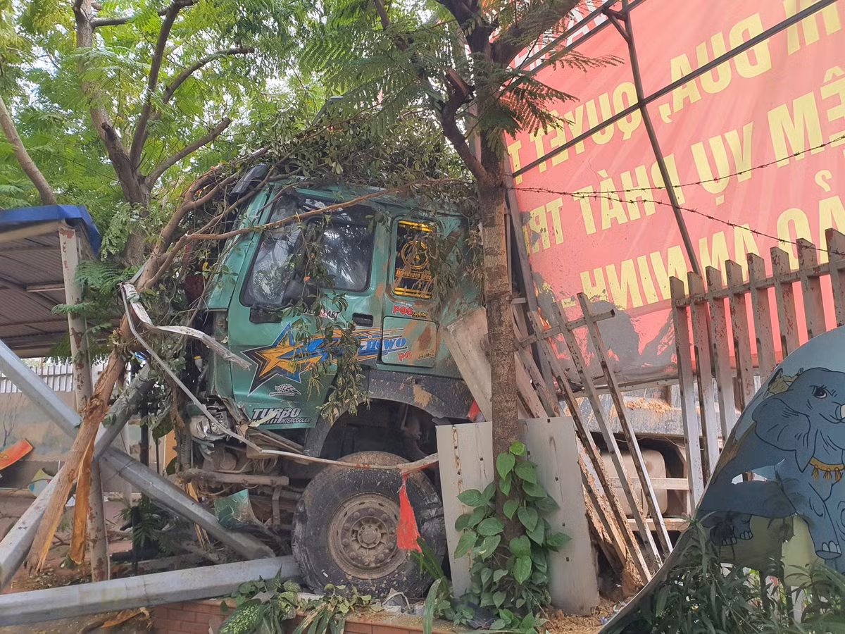 Hiện nguyên nhân vụ sau va chạm với ô tô, xe tải húc đổ tường trường học ở Hà Nội