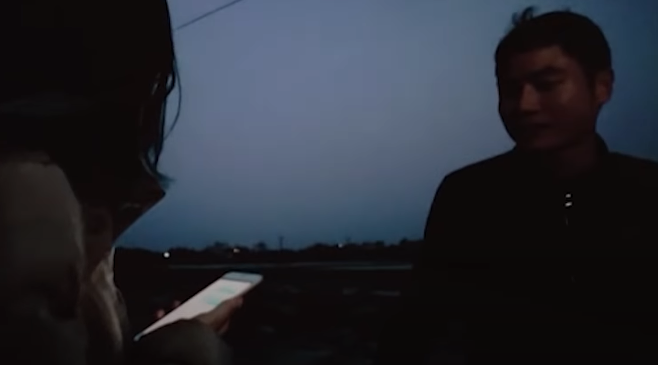 Bực tức, Giang đi bộ về nhà mình tại xóm 1, xã Hải Hậu lấy xe máy quay lại đón H.. Lúc này, Giang phát hiện H. còn nhiều mối quan hệ cùng lúc với mình và mâu thuẫn bắt đầu nảy sinh. Khi Giang tỏ ý phàn nàn về lối sống của H. thì H. lập tức đòi chấm dứt quan hệ rồi vùng vằng bỏ đi, mặc Giang năn nỉ, lôi kéo. Bực tức, Giang kẹp cổ H., mục đích ngăn không cho bạn gái đi tiếp. 