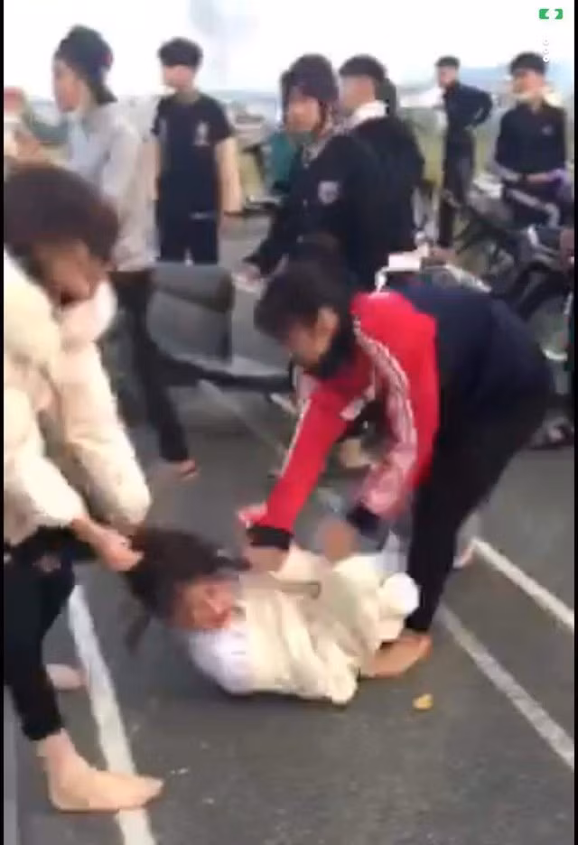 Trieu tap nhom nguoi danh da man 2 nu sinh o Lao Cai-Hinh-2