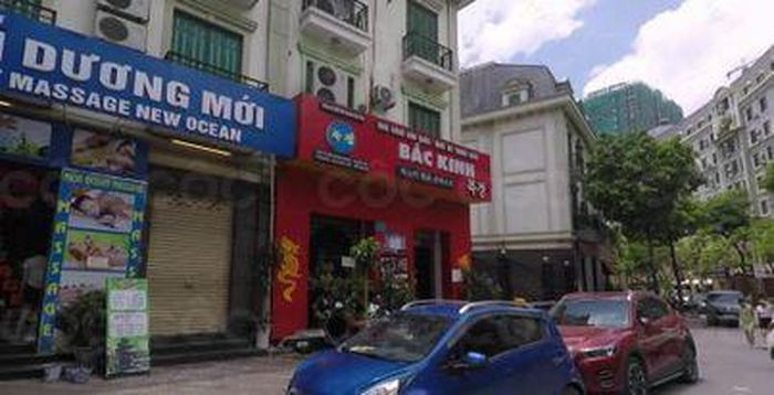  Đâm chết bạn đồng nghiệp vì mâu thuẫn nhỏ: Nguyễn Hồng Quân (SN 1991, trú quận Nam Từ Liêm, Hà Nội) và Mạnh Quang T. đều là nhân viên nhà hàng Bắc Kinh ở quận Nam Từ Liêm. Do mâu thuẫn, giữa 2 người đã xảy ra vụ ẩy đả, trong lúc xô xát, Quân đã dùng dao đâm nạn nhân tử vong. Ngày 2/11, Công an quận Nam Từ Liêm cho biết đang tạm giữ Quân.