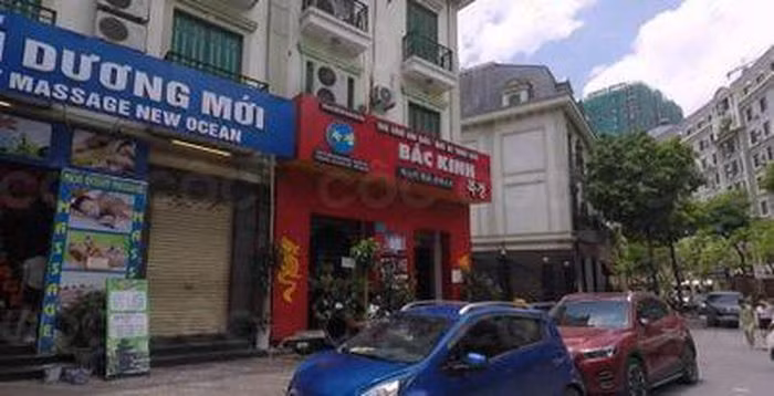  Đâm chết bạn đồng nghiệp vì mâu thuẫn nhỏ: Nguyễn Hồng Quân (SN 1991, trú quận Nam Từ Liêm, Hà Nội) và Mạnh Quang T. đều là nhân viên nhà hàng Bắc Kinh ở quận Nam Từ Liêm. Do mâu thuẫn, giữa 2 người đã xảy ra vụ ẩy đả, trong lúc xô xát, Quân đã dùng dao đâm nạn nhân tử vong. Ngày 2/11, Công an quận Nam Từ Liêm cho biết đang tạm giữ Quân.