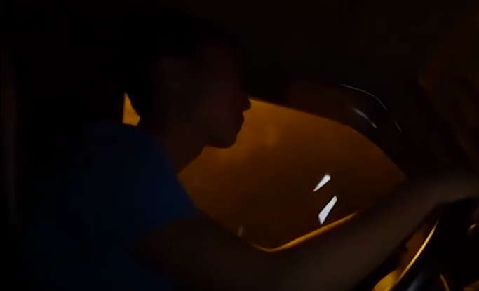 Trong đêm mưa bão, Công an huyện Yên Sơn nhanh chóng có mặt, phối hợp với lực lượng cơ sở và người dân địa phương tổ chức tìm kiếm người phụ nữ mất tích. Dưới cơn mưa xối xả, những người tìm kiếm vượt qua từng con dốc trơn lên đỉnh núi. 