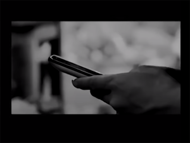 Đêm hôm đó, mỗi khi nghe máy, người đàn ông bí ẩn chỉ nhắc lại câu nói lúc đầu. Cuối cùng, người này mới nhắn tin yêu cầu con trai chị Ninh chuẩn bị sẵn hai trăm triệu đồng tiền chuộc và tuyệt đối không được báo cảnh sát. Vì gia cảnh nghèo khó, không thể chạy vạy số tiền lớn như vậy nên gia đình người phụ nữ mất tích quyết định báo Công an. 