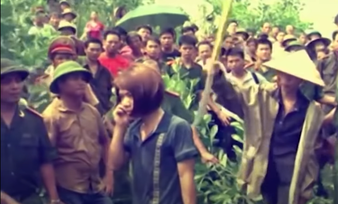 Phát hiện trâu của chị Ninh gặm cỏ trong nương, Thọ liền dùng chuôi dao đánh trúng trán nạn nhân. Cố gắng bỏ chạy nhưng chị Ninh đã bị trượt chân, ngã úp mặt vào bụi cây ven đường. Lúc này, Thọ đuổi kịp nên lao vào đạp và dùng dao chém nhiều nhát vào vùng đầu chị Ninh. 