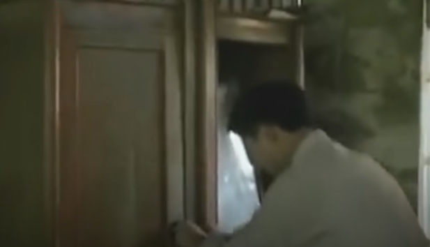 Khoảng 15 phút sau, Liệt lấy tiền đi mua xăng sau đó trở lại hiện trường lấy củi nhà bà Tha chất lên hai xác nạn nhân và tìm tài sản. Hắn cạy tủ và tìm nhiều nơi trong nhà lấy đi 1 sợi dây chuyền 18k, 1 sợi dây chuyền 24k, 350.000 đồng tiền mặt và đôi hoa tai bằng vàng 18k bà Tha đang đeo. Khoảng gần 24h cùng ngày, Liệt châm lửa đốt hai xác nạn nhân... 