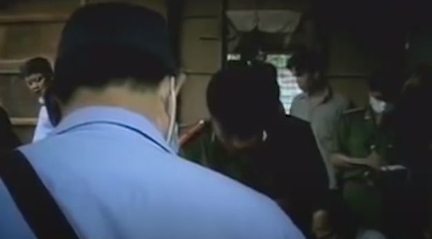 Qua khám nghiệm tử thi cho thấy, cả hai nạn nhân có nhiều vết thương trên cơ thể trước thời điểm vụ cháy xảy ra. Thượng tá Nguyễn Quốc Hải cho biết, nạn nhân nữ được xác định tử vong do ngạt thở trước khi xảy ra vụ cháy. Nạn nhân nam có vết đâm thủng gan và một vết thương ở đầu... Cạnh thi thể nạn nhân, lực lượng chức năng tìm thấy, thu giữ nhiều tang vật, cùng các loại hung khí như dao, búa.