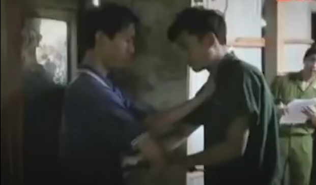 Khi nạn nhân chết, Liệt bắt đầu cạy tủ để lấy tài sản thì nghe tiếng động. Liệt nhìn ra ngoài cửa thấy ông Đặng Văn Đúng, người cùng xóm, từ ngoài đi vào. Sợ bị ông Đúng phát hiện vụ việc, Liệt cầm con mác núp cạnh vách cửa. Khi ông Đúng bước vào thì bị Liệt cầm mác đâm thẳng vào ngực. Dù bị trọng thương nhưng ông Đúng cố vùng vẫy giằng co để chạy thoát thân. 