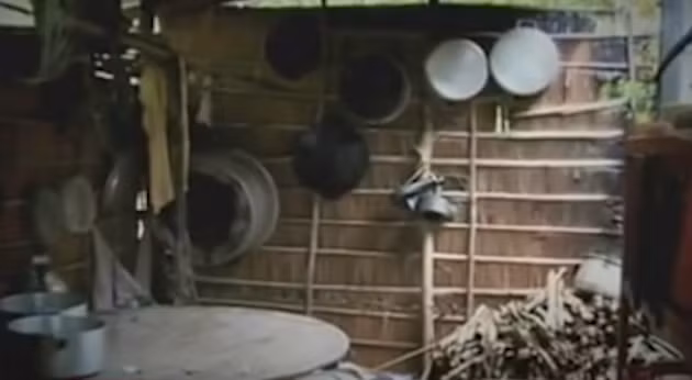 Hàng xóm cho biết, nhà chị Cà Tha có một con chó rất hung dữ nhưng cả đêm hôm xảy ra vụ hỏa hoạn không ai nghe thấy tiếng chó sủa. Điều này càng khẳng định giả thiết hung thủ là người thường xuyên ra vào ngôi nhà này. Từ thông tin khám nghiệm hiện trường, chất dẫn cháy là xăng dầu, Cơ quan Cảnh sát điều tra đã điều các trinh sát xác định xem trước thời điểm vụ cháy có đối tượng nào đi mua loại hàng này với số lượng lớn hay không.