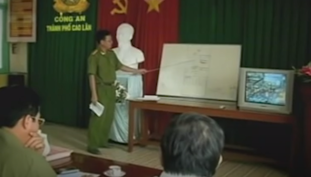 Trước những tình tiết mờ nhạt của vụ án, Cơ quan Cảnh sát điều tra đã quay trở lại khoanh vùng các đối tượng có mối liên hệ với nạn nhân trên địa bàn ấp Đông Hòa, xã Tân Thuận Đông. Câu hỏi đặt ra, hung thủ là ai? Vì lý do gì lại đang tâm ra tay sát hại cùng một lúc hai nạn nhân? Thủ phạm được nhận định là người quen hoặc người thân của nạn nhân vì cửa chính không có dấu vết cạy phá. 