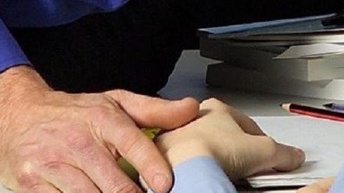  Chủ tịch xã bị kỷ luật khai trừ Đảng vì quan hệ bất chính: Ngày 24/7/2020, Huyện ủy Thanh Chương, Nghệ An đã khai trừ Đảng đối với ông Nguyễn Duy Minh, Phó Bí Thư Đảng ủy - Chủ tịch UBND xã Thanh Chi và bà N.T.T, Chủ tịch Hội Nông dân xã Thanh Chi, huyện Thanh Chương. (Ảnh minh họa)