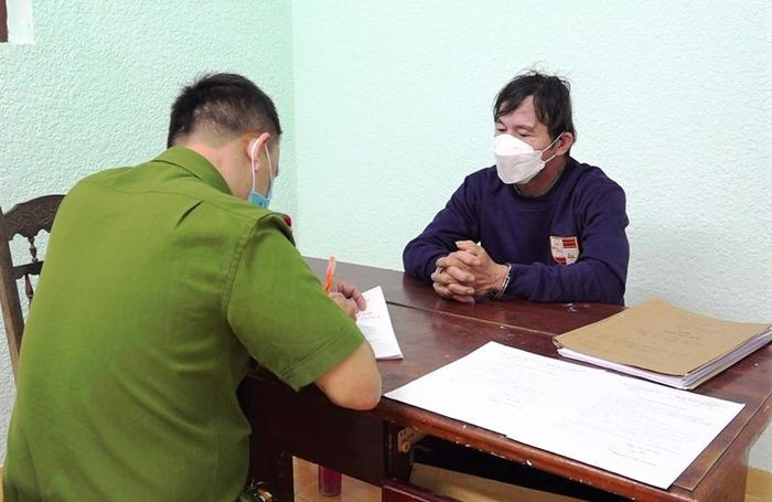  Đến xây nhà, 'yêu râu xanh' nhiều lần hiếp dâm cô gái thiểu năng: Huỳnh Ngọc Lên (SN 1968, trú uyện Thăng Bình, tỉnh Quảng Nam) đến xây nhà cho gia đình ở huyện Thăng Bình có cô gái 22 tuổi bị thiểu năng, lợi dụng lúc vắng người, Lên đã nhiều lần dở trò đồi bại làm nạn nhân có thai. Ngày 4/12, Công an huyện Thăng Bình đã khởi tố Lên về tội hiếp dâm. 