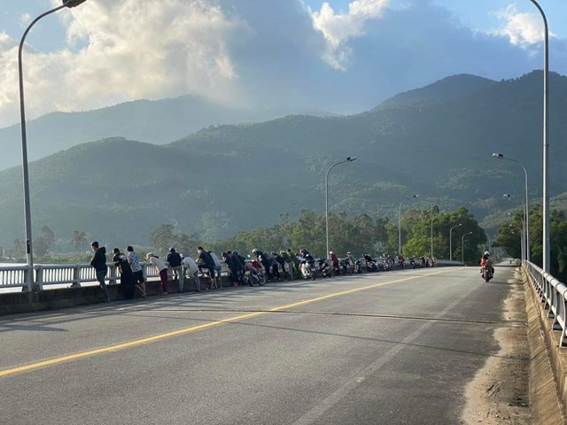  Bủa lưới bắt cá trên sông, bố tử vong con mất tích: Ngày 4/12, UBND xã Lộc Vĩnh (huyện Phú Lộc, Thừa Thiên - Huế) cho biết sáng 3/12, hai cha con ông Trần G. (56 tuổi) và Trần Văn D. (26 tuổi, trú cùng địa) dùng xuồng nhỏ đi bủa lưới trên sông Bù Lu thì bất ngờ gặp nạn. Đến khoảng 17h cùng ngày, thi thể của ông G. đã được tìm thấy, riêng anh D. hiện vẫn còn mất tích.