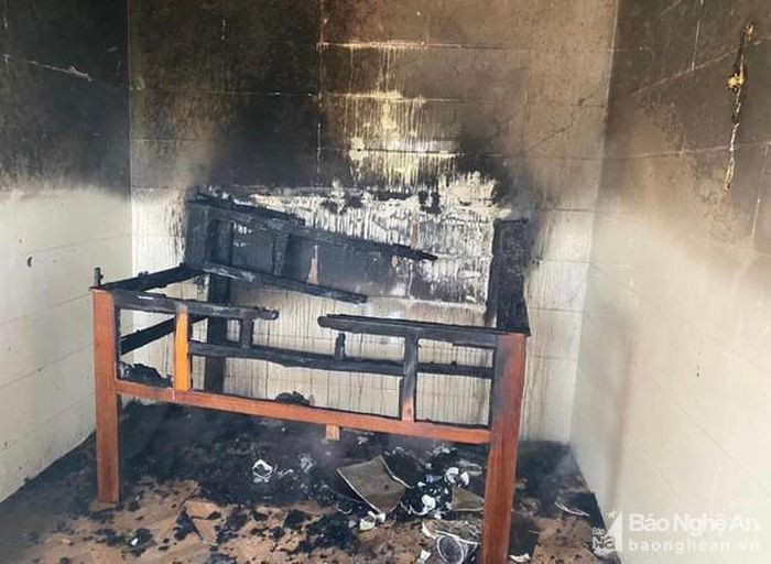  Thắp hương mồng 1, một nhà dân bốc cháy: Sáng 4/12, một nhà dân trên địa bàn xã Nghĩa Hiếu, huyện Nghĩa Đàn, Nghệ An trong quá trình thắp hương ngày mồng 1 âm lịch đầu tháng, không may xảy ra hỏa hoạn. Rất may vụ cháy không gây thiệt hại về người.