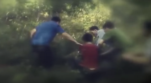 Cảnh sát đã bí mật bám theo mẹ Quang, tiếp cận đối tượng. Từ các hướng, các chiến sỹ ập đến, bắt được được Quang đang nằm bẹp bên một ổ mối. Đấu tranh đến 10h30 cùng ngày, hắn cúi đầu nhận tội.