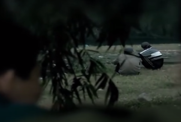 Sáng hôm sau, 7/8, Quang vẫn đi chăn bò bình thường như không có chuyện gì xảy ra. Thậm chí, khi thấy pháp y đến hiện trường, Quang cùng mọi người đến xem và không quên bình luận với bạn bè, cười nói như không. 